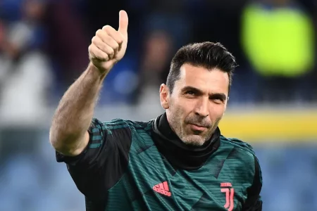 O goleiro italiano Gianluigi Buffon encerrou a carreira no futebol aos 45 anos