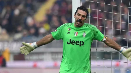 Buffon considera se aposentar apesar de contrato com o Parma